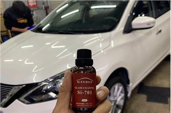 Valge uus auto vahatamine või nanokate